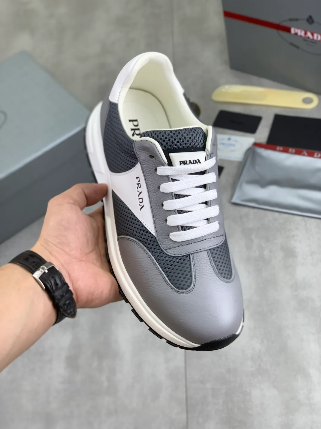 Men's Men's Shoes 💰P560 💰【New Style】 The latest model of high-quality PRADA classic men's shoes has been launched on the official website at a 1:1 replica, synchronized in Hong Kong and on the same catwalk; all made of calfskin➕imported cowhide lining, 🍡🍡original rubber outsole, non-slip and wear-resistant; comfortable on the feet, attractive style, fine workmanship, and simple and neat shoe lasts, highlighting a man's courage and toughness, 👍size 38 to 44 (45 can be customized) black White color🉑️choose